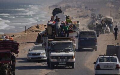 Des Gazaouis déplacés fuyant le nord de l'enclave transportant leurs biens le long de la route côtière vers le sud de Gaza, le 9 septembre 2025, après que l'armée israélienne a donné l'ordre d'évacuer Gaza-City. (Crédit : Jehad Alshrafi/AP)