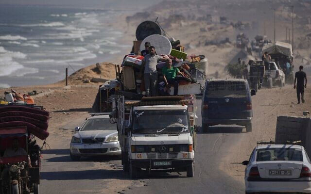 Des Gazaouis déplacés fuyant le nord de l'enclave transportant leurs biens le long de la route côtière vers le sud de Gaza, le 9 septembre 2025, après que l'armée israélienne a donné l'ordre d'évacuer Gaza-City. (Crédit : Jehad Alshrafi/AP)