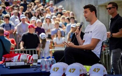 Charlie Kirk prend la parole juste avant d'être abattu lors de la visite de Turning Point à l'Université Utah Valley à Orem, dans l'Utah, le 10 septembre 2025. (Tess Crowley/The Deseret News via AP)