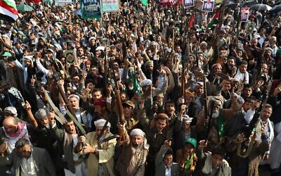 Des partisans houthis scandent des slogans lors d'un rassemblement hebdomadaire anti-Israël à Sanaa, au Yémen, le 12 septembre 2025. (Crédit : AP Photo/Osamah Abdulrahman)