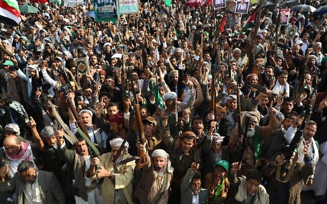 Des partisans houthis scandent des slogans lors d'un rassemblement hebdomadaire anti-Israël à Sanaa, au Yémen, le 12 septembre 2025. (Crédit : AP Photo/Osamah Abdulrahman) Des partisans houthis scandent des slogans lors d'un rassemblement hebdomadaire anti-Israël à Sanaa, au Yémen, le 12 septembre 2025. (Crédit : AP Photo/Osamah Abdulrahman)