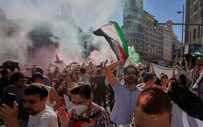 Des manifestants bloquant la route afin de perturber la 21ᵉ étape de la course cycliste espagnole La Vuelta, à Madrid, le 14 septembre 2025. (Crédit : Manu Fernández/AP)