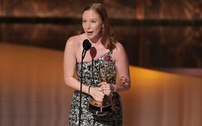 Hannah Einbinder recevant le prix du meilleur second rôle féminin pour la série comique « Hacks » lors de la 77e cérémonie des Primetime Emmy Awards, au Peacock Theater, à Los Angeles, le 14 septembre 2025. (Crédit : Chris Pizzello/AP Photo)