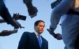Le secrétaire d'État américain Marco Rubio écoute pendant qu'il s'adresse aux médias à l'aéroport international Ben Gurion, alors qu'il quitte Tel Aviv pour le Qatar après une visite officielle le 16 septembre 2025. (Crédit : Nathan Howard/Pool Photo via AP)