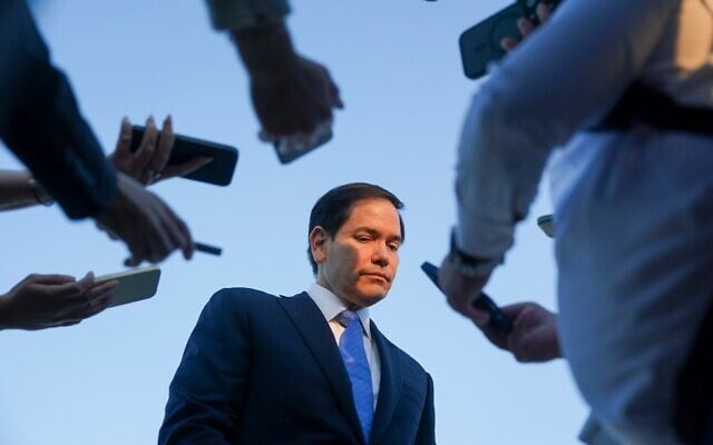 Le secrétaire d'État américain Marco Rubio écoute pendant qu'il s'adresse aux médias à l'aéroport international Ben Gurion, alors qu'il quitte Tel Aviv pour le Qatar après une visite officielle le 16 septembre 2025. (Crédit : Nathan Howard/Pool Photo via AP)