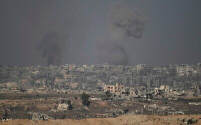 De la fumée s'élevant après une frappe de l'armée israélienne dans la bande de Gaza, vue depuis le sud d'Israël, le 16 septembre 2025. (Crédit : Leo Correa/AP)
