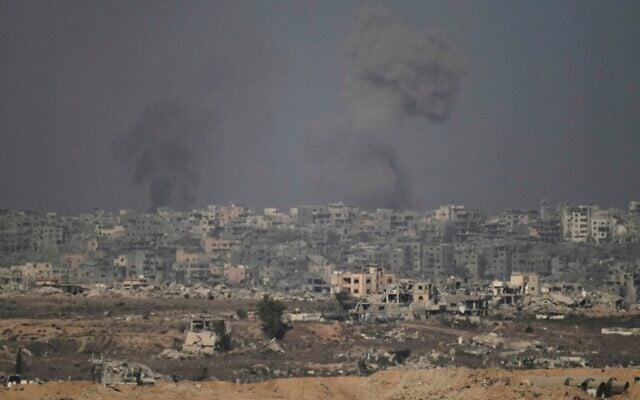 De la fumée s'élevant après une frappe de l'armée israélienne dans la bande de Gaza, vue depuis le sud d'Israël, le 16 septembre 2025. (Crédit : Leo Correa/AP)