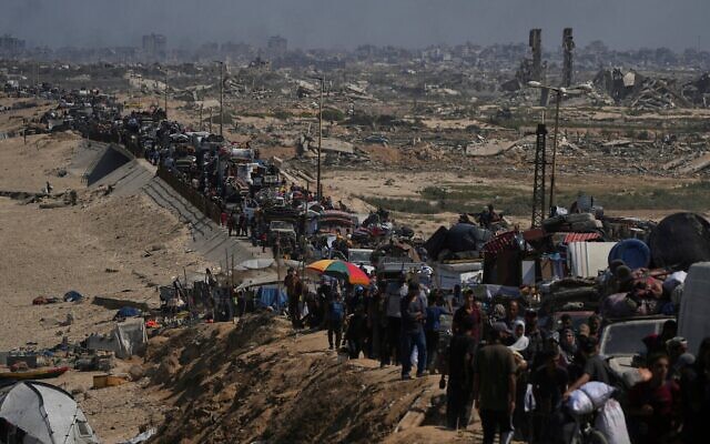 Des Palestiniens déplacés fuient le nord de Gaza en empruntant la route côtière vers le sud, après que l'armée israélienne a annoncé le début de son opération élargie à Gaza-City et averti les habitants de quitter les lieux, le 16 septembre 2025. (Crédit : AP Photo/Abdel Kareem Hana) Des Palestiniens déplacés fuient le nord de Gaza en empruntant la route côtière vers le sud, après que l'armée israélienne a annoncé le début de son opération élargie à Gaza-City et averti les habitants de quitter les lieux, le 16 septembre 2025. (Crédit : AP Photo/Abdel Kareem Hana)
