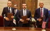 L'ambassadeur américain en Turquie et envoyé spécial en Syrie Tom Barrack, à droite, le ministre jordanien des Affaires étrangères Ayman Safadi, à gauche, et le ministre syrien des Affaires étrangères Asaad al-Shibani après avoir signé une feuille de route visant à rétablir la sécurité dans le sud de la Syrie, à Damas, en Syrie, le 16 septembre 2025. (Crédit : AP Photo/Ghaith Alsayed)
