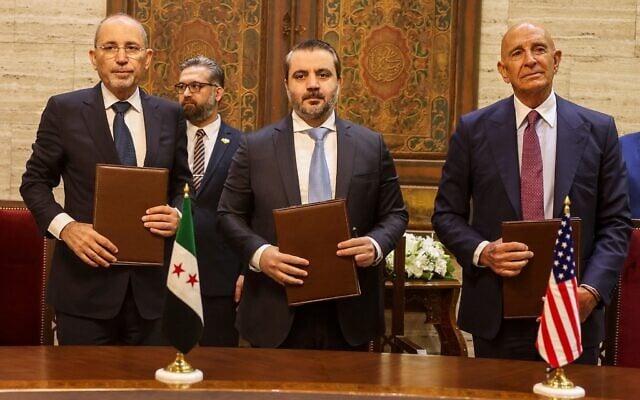 L'ambassadeur américain en Turquie et envoyé spécial en Syrie Tom Barrack, à droite, le ministre jordanien des Affaires étrangères Ayman Safadi, à gauche, et le ministre syrien des Affaires étrangères Asaad al-Shibani après avoir signé une feuille de route visant à rétablir la sécurité dans le sud de la Syrie, à Damas, en Syrie, le 16 septembre 2025. (Crédit : AP Photo/Ghaith Alsayed)