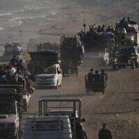 Des Palestiniens déplacés fuient Gaza-City à pied et en voiture, transportant leurs biens le long de la route côtière vers le sud de Gaza, le 17 septembre 2025. (Crédit : Abdel Kareem Hana/AP)