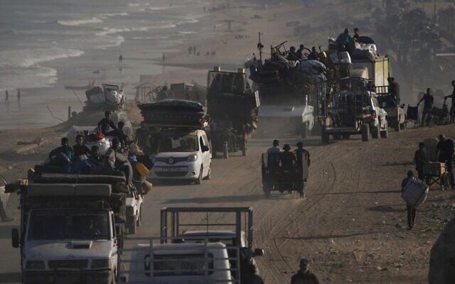 Des Palestiniens déplacés fuient Gaza-City à pied et en voiture, transportant leurs biens le long de la route côtière vers le sud de Gaza, le 17 septembre 2025. (Crédit : Abdel Kareem Hana/AP) Des Palestiniens déplacés fuient Gaza-City à pied et en voiture, transportant leurs biens le long de la route côtière vers le sud de Gaza, le 17 septembre 2025. (Crédit : Abdel Kareem Hana/AP)