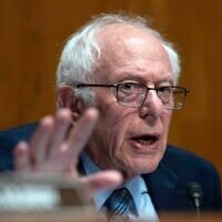 Le sénateur américain Bernie Sanders s'exprime lors d'une audience visant à examiner les événements récents au Centre pour le contrôle et la prévention des maladies et leurs implications pour la santé des enfants, au Capitole, à Washington, le 17 septembre 2025. (Crédit : Jose Luis Magana/AP)