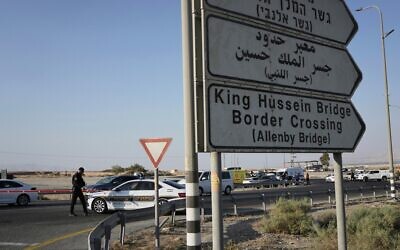 La police israélienne monte la garde près du lieu d'une attaque au poste-frontière Allenby avec la Jordanie, le 18 septembre 2025. (Crédit : AP/Mahmoud Illean)