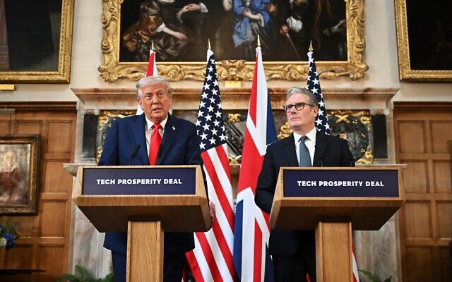 Le président américain Donald Trump et le Premier ministre britannique Keir Starmer tenant une conférence de presse conjointe, à Chequers, près d'Aylesbury, en Angleterre, le 18 septembre 2025. (Crédit : Leon Neal/Pool Photo via AP) Le président américain Donald Trump et le Premier ministre britannique Keir Starmer tenant une conférence de presse conjointe, à Chequers, près d'Aylesbury, en Angleterre, le 18 septembre 2025. (Crédit : Leon Neal/Pool Photo via AP)