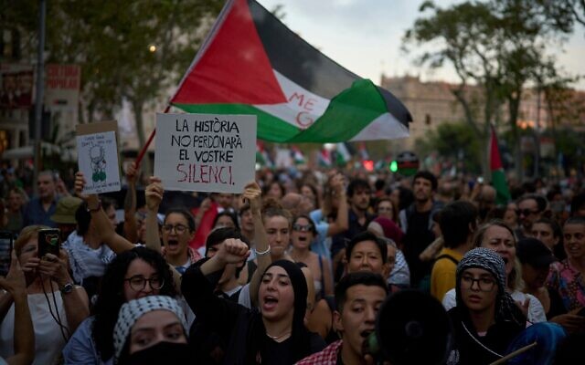 Des manifestants anti-Israël lors d’une manifestation de soutien aux Gazaouis, à Barcelone, en Espagne, le 18 septembre 2025. (Crédit : Emilio Morenatti/AP)