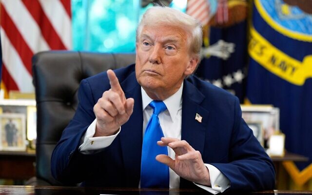Le président Donald Trump s'exprimant dans le Bureau ovale, à la Maison Blanche, à Washington, le 19 septembre 2025. (Crédit : Alex Brandon/AP Photo)