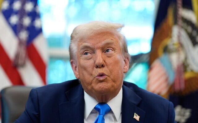 Le président américain Donald Trump s'exprimant, dans le Bureau ovale, à la Maison Blanche, à Washington, le 19 septembre 2025. (Crédit : Alex Brandon/AP Photo)
