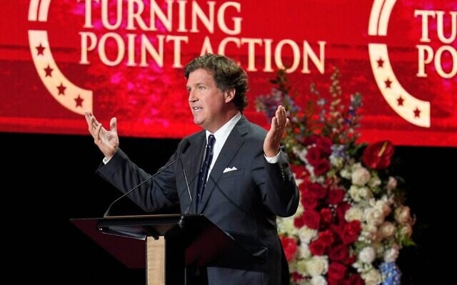 Tucker Carlson s'exprime lors d'une cérémonie commémorative en l'honneur de l'activiste conservateur Charlie Kirk, dimanche 21 septembre 2025, au State Farm Stadium de Glendale, en Arizona. (Crédit : AP Photo/John Locher)