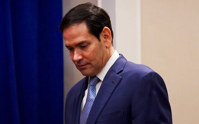 Le secrétaire d'État américain Marco Rubio attend avant une réunion avec le ministre indien des Affaires étrangères S. Jaishankar (non photographié) à l'hôtel Lotte New York Palace, en marge de la 80e Assemblée générale des Nations unies au siège des Nations unies, le 22 septembre 2025. (Crédit : Bing Guan/Pool Photo via AP)