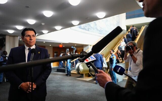 L'ambassadeur d'Israël auprès des Nations unies, Danny Danon, s'adresse aux médias, lundi 22 septembre 2025, au siège de l'ONU. (Crédit : AP Photo/Yuki Iwamura)