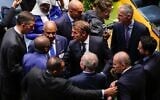 Le président français Emmanuel Macron, au centre, photographié dans la salle de l’Assemblée générale lors d’une réunion de haut niveau aux Nations unies visant à mobiliser le soutien en faveur d’une solution à deux États au conflit israélo-palestinien, au siège des Nations unies, le 22 septembre 2025. (Crédit : Yuki Iwamura/AP)