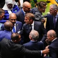 Le président français Emmanuel Macron, au centre, photographié dans la salle de l’Assemblée générale lors d’une réunion de haut niveau aux Nations unies visant à mobiliser le soutien en faveur d’une solution à deux États au conflit israélo-palestinien, au siège des Nations unies, le 22 septembre 2025. (Crédit : Yuki Iwamura/AP)