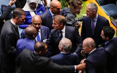 Le président français Emmanuel Macron, au centre, photographié dans la salle de l’Assemblée générale lors d’une réunion de haut niveau aux Nations unies visant à mobiliser le soutien en faveur d’une solution à deux États au conflit israélo-palestinien, au siège des Nations unies, le 22 septembre 2025. (Crédit : Yuki Iwamura/AP) Le président français Emmanuel Macron, au centre, photographié dans la salle de l’Assemblée générale lors d’une réunion de haut niveau aux Nations unies visant à mobiliser le soutien en faveur d’une solution à deux États au conflit israélo-palestinien, au siège des Nations unies, le 22 septembre 2025. (Crédit : Yuki Iwamura/AP)