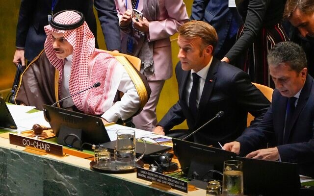 Le Premier ministre saoudien Mohammed ben Salmane Al Saoud, à gauche, et le président français Emmanuel Macron, au centre, lors d'une réunion de haut niveau aux Nations unies visant à galvaniser le soutien en faveur d'une solution à deux États au siège de l'ONU, le lundi 22 septembre 2025, . (Crédit : AP Photo/Yuki Iwamura) Le Premier ministre saoudien Mohammed ben Salmane Al Saoud, à gauche, et le président français Emmanuel Macron, au centre, lors d'une réunion de haut niveau aux Nations unies visant à galvaniser le soutien en faveur d'une solution à deux États au siège de l'ONU, le lundi 22 septembre 2025, . (Crédit : AP Photo/Yuki Iwamura)