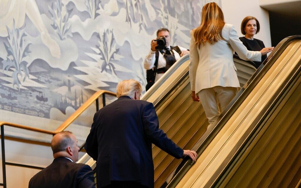 Le président Donald Trump, au centre, et la première dame Melania Trump, en haut à droite, montent l'escalator après qu'il se soit arrêté alors qu'ils se rendaient à la salle de l'Assemblée générale, mardi 23 septembre 2025, au siège de l'ONU. (AP Photo/Stefan Jeremiah)