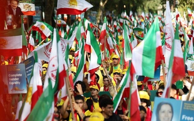 Une foule de personnes manifeste contre le gouvernement iranien lors de la 80e session de l'Assemblée générale des Nations unies, mardi 23 septembre 2025, à New York. (Crédit : AP Photo/Heather Khalifa)