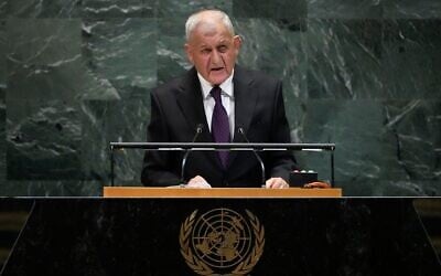 Le président irakien Abdul Latif Rashid s'adresse à la 80e session de l'Assemblée générale des Nations unies, le 23 septembre 2025, au siège de l'ONU à New York. (Crédit : AP Photo/Pamela Smith)