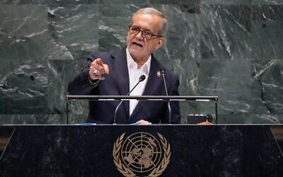 Le président iranien Masoud Pezeshkian lors de la 80e session de l'Assemblée générale des Nations unies, à New York, le 24 septembre 2025. (Crédit : AP Photo/Richard Drew)