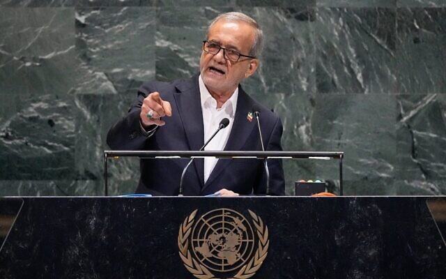 Le président iranien Masoud Pezeshkian lors de la 80e session de l'Assemblée générale des Nations unies, à New York, le 24 septembre 2025. (Crédit : AP Photo/Richard Drew)
