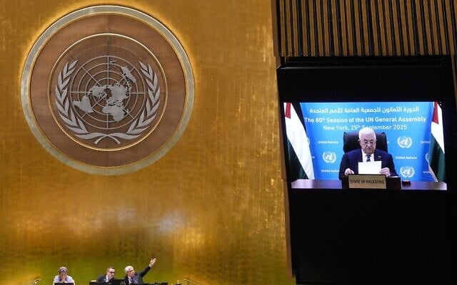 Le président de l'Autorité palestinienne Mahmoud Abbas s'adresse à la 80e session de l'Assemblée générale des Nations unies par vidéoconférence, le 25 septembre 2025. (Crédit : AP Photo/Richard Drew)