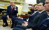 Le président américain Donald Trump s’adresse aux journalistes tandis que le vice-président JD Vance, le secrétaire d’État Marco Rubio et le secrétaire à la Défense Pete Hegseth assistent à une réunion avec le président turc Recep Tayyip Erdogan, dans le Bureau ovale de la Maison Blanche, à Washington, le 25 septembre 2025. (Crédit : Evan Vucci/AP)