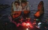 Les portraits des anciens dirigeants du Hezbollah Hassan Nasrallah, à droite, et Hashem Safieddine, projetés sur le rocher emblématique de Raouche lors d'un événement commémorant leur mort dans des frappes aériennes israéliennes il y a près d'un an, à Beyrouth, au Liban, le 25 septembre 2025. (Crédit : AP/Hussein Malla)