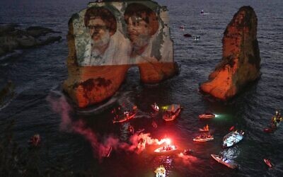 Les portraits des anciens dirigeants du Hezbollah Hassan Nasrallah, à droite, et Hashem Safieddine, projetés sur le rocher emblématique de Raouche lors d'un événement commémorant leur mort dans des frappes aériennes israéliennes il y a près d'un an, à Beyrouth, au Liban, le 25 septembre 2025. (Crédit : AP/Hussein Malla) Les portraits des anciens dirigeants du Hezbollah Hassan Nasrallah, à droite, et Hashem Safieddine, projetés sur le rocher emblématique de Raouche lors d'un événement commémorant leur mort dans des frappes aériennes israéliennes il y a près d'un an, à Beyrouth, au Liban, le 25 septembre 2025. (Crédit : AP/Hussein Malla)
