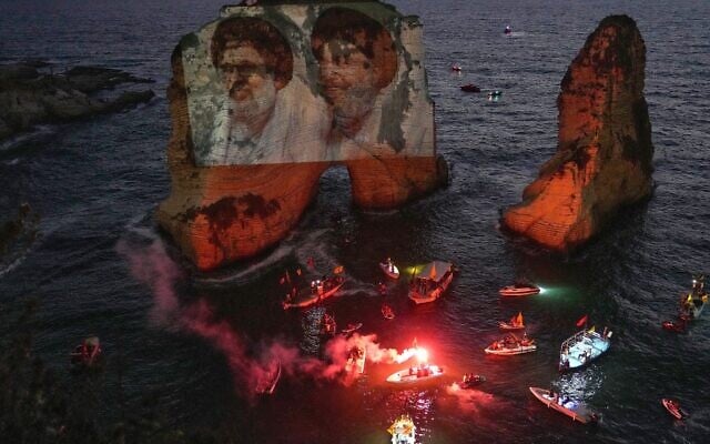 Les portraits des anciens dirigeants du Hezbollah Hassan Nasrallah, à droite, et Hashem Safieddine, projetés sur le rocher emblématique de Raouche lors d'un événement commémorant leur mort dans des frappes aériennes israéliennes il y a près d'un an, à Beyrouth, au Liban, le 25 septembre 2025. (Crédit : AP/Hussein Malla) Les portraits des anciens dirigeants du Hezbollah Hassan Nasrallah, à droite, et Hashem Safieddine, projetés sur le rocher emblématique de Raouche lors d'un événement commémorant leur mort dans des frappes aériennes israéliennes il y a près d'un an, à Beyrouth, au Liban, le 25 septembre 2025. (Crédit : AP/Hussein Malla)
