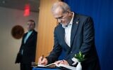 Massoud Pezeshkian, président de l'Iran, signant un registre des Nations unies, lors de l'Assemblée générale au siège de l'ONU, à New York, le 25 septembre 2025. (Crédit : Angelina Katsanis/AP)