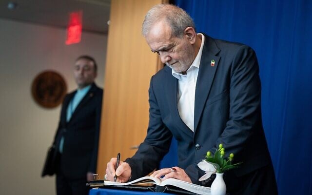 Massoud Pezeshkian, président de l'Iran, signant un registre des Nations unies, lors de l'Assemblée générale au siège de l'ONU, à New York, le 25 septembre 2025. (Crédit : Angelina Katsanis/AP) Massoud Pezeshkian, président de l'Iran, signant un registre des Nations unies, lors de l'Assemblée générale au siège de l'ONU, à New York, le 25 septembre 2025. (Crédit : Angelina Katsanis/AP)