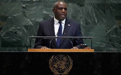 Le vice-Premier ministre britannique David Lammy s'adresse à la 80e session de l'Assemblée générale des Nations unies, le 25 septembre 2025, au siège de l'ONU. (Crédit : AP/Pamela Smith)