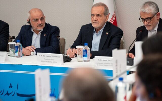 Le président iranien Massoud Pezeshkian répondant aux questions des médias lors d'une conférence de presse, à New York, le 26 septembre 2025. (Crédit : Angelina Katsanis/AP Photo)