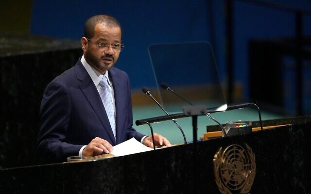 Le ministre des Affaires étrangères d'Oman Badr al-Busaidi s'adressant à la 80ᵉ session de l'Assemblée générale des Nations unies, au siège de l'ONU, le 27 septembre 2025. (Crédit : Pamela Smith/AP)