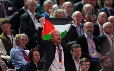 Un manifestant brandissant un drapeau "palestinien" alors qu'il interrompt le discours liminaire de la chancelière de l'Échiquier britannique Rachel Reeves lors de la conférence annuelle du Parti travailliste, à Liverpool, en Angleterre, le 29 septembre 2025. (Crédit : Jon Super/AP Photo)