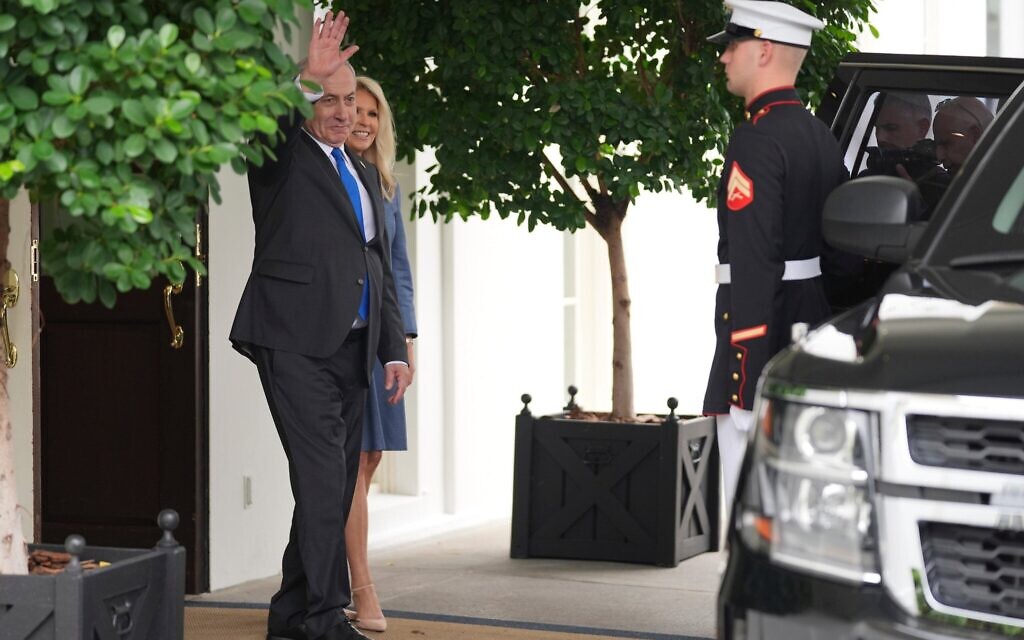 Le Premier ministre israélien Benjamin Netanyahu, à gauche, salue en partant sous le regard de Monica Crowley, cheffe du protocole de la Maison Blanche, à la Maison Blanche à Washington, le 29 septembre 2025. (Crédit : AP Photo/Evan Vucci) Le Premier ministre israélien Benjamin Netanyahu, à gauche, salue en partant sous le regard de Monica Crowley, cheffe du protocole de la Maison Blanche, à la Maison Blanche à Washington, le 29 septembre 2025. (Crédit : AP Photo/Evan Vucci)