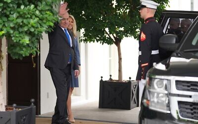 Le Premier ministre israélien Benjamin Netanyahu, à gauche, salue en partant sous le regard de Monica Crowley, cheffe du protocole de la Maison Blanche, à la Maison Blanche à Washington,  le 29 septembre 2025. (Crédit : AP Photo/Evan Vucci)