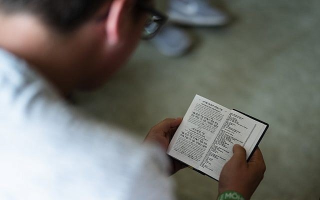 Photo d'illustration d'un homme juif en train de lire un livre de prières. (Crédit : AP Photo/Markus Schreiber) Photo d'illustration d'un homme juif en train de lire un livre de prières. (Crédit : AP Photo/Markus Schreiber)
