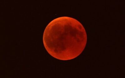 Une lune rouge se levant au-dessus de Marseille, dans le sud de la France, le 27 juillet 2018. (Crédit : Claude Paris/AP)