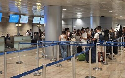 Des voyageurs font la queue aux comptoirs d'enregistrement et de sécurité d'El Al à l'aéroport Ben Gurion, à Tel Aviv, le 24 juin 2025. (Autorisation)